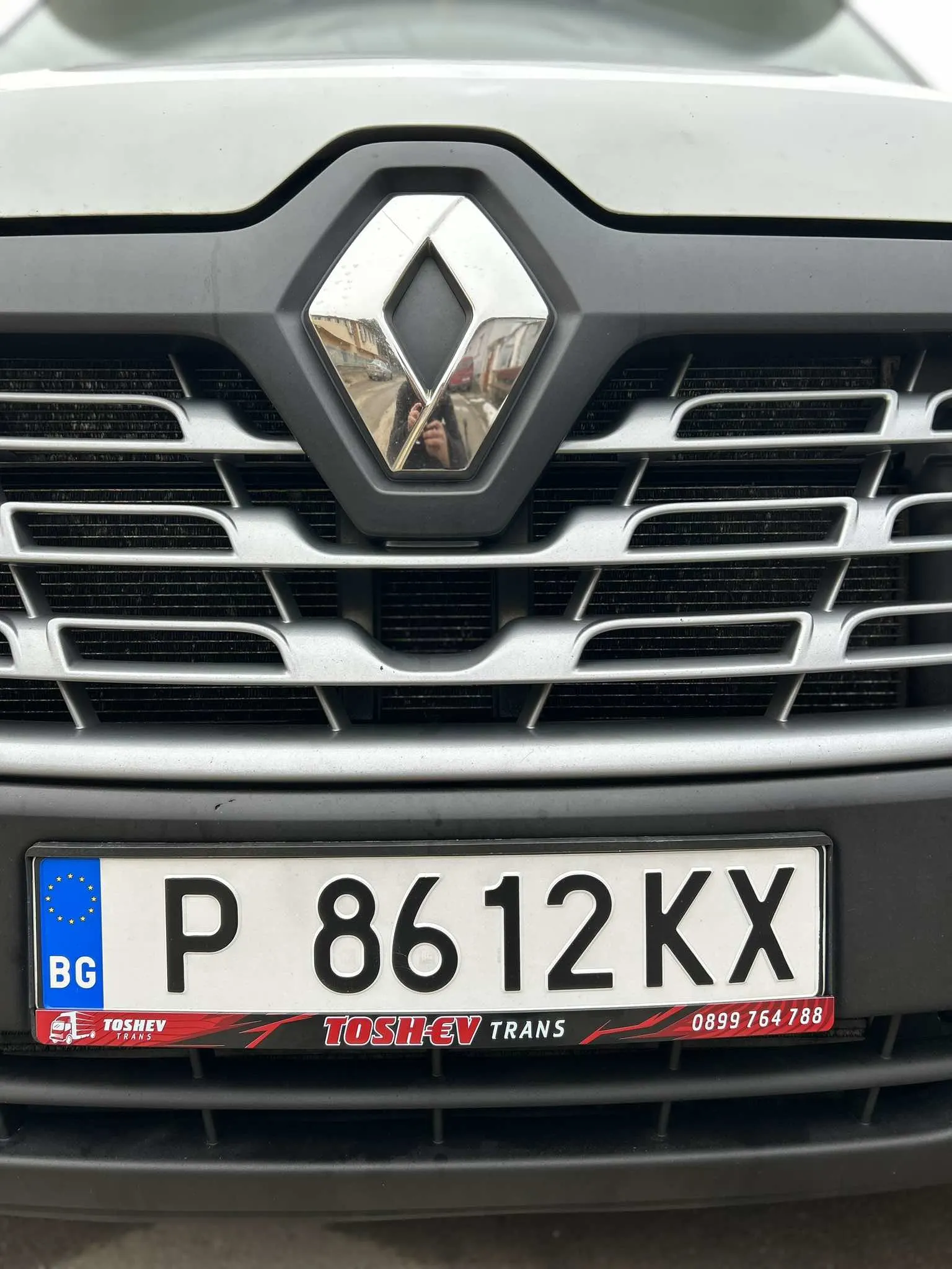 Персонализирана рамка за регистрационен номер на реална кола от клиент на NameYourCar.store — UV печат България