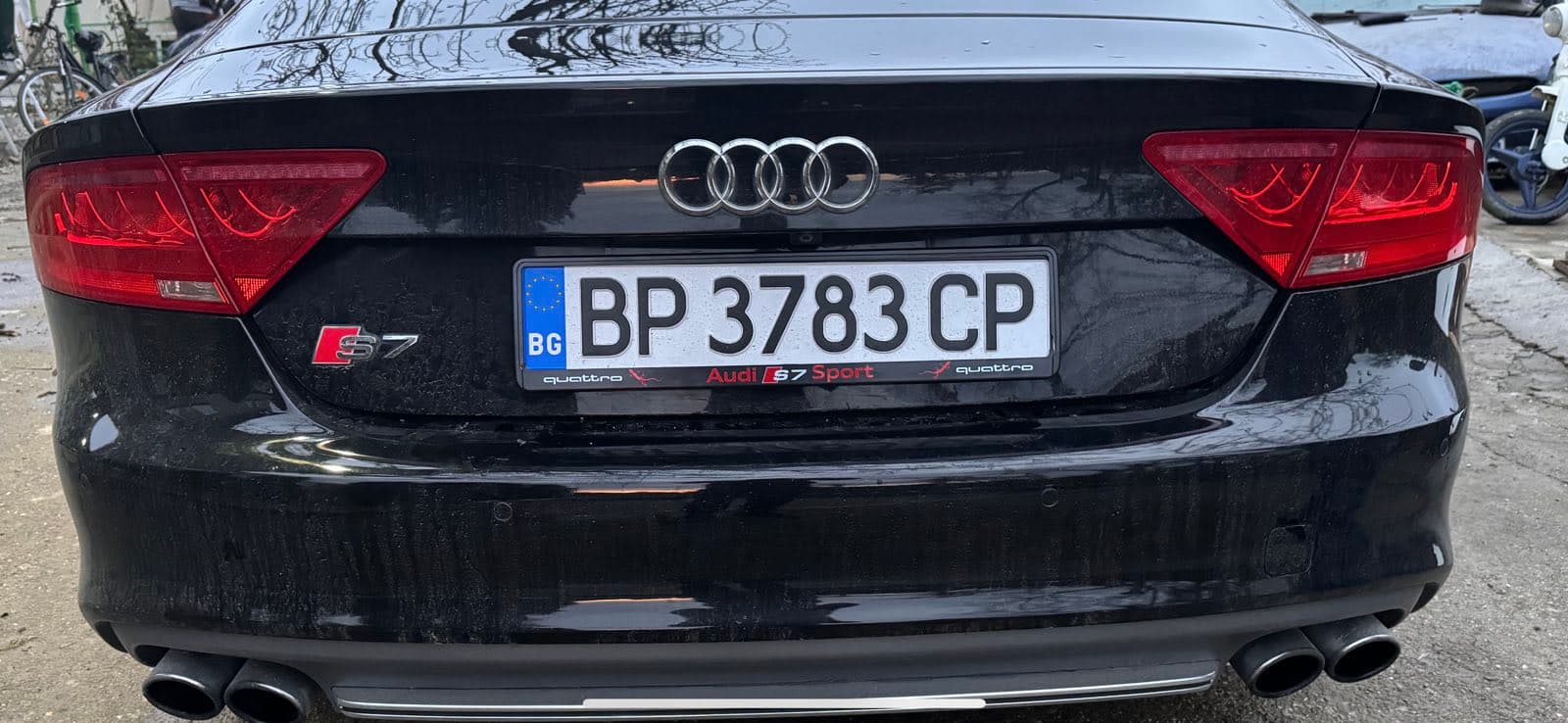 Персонализирана рамка за регистрационен номер на реална кола от клиент на NameYourCar.store — UV печат България