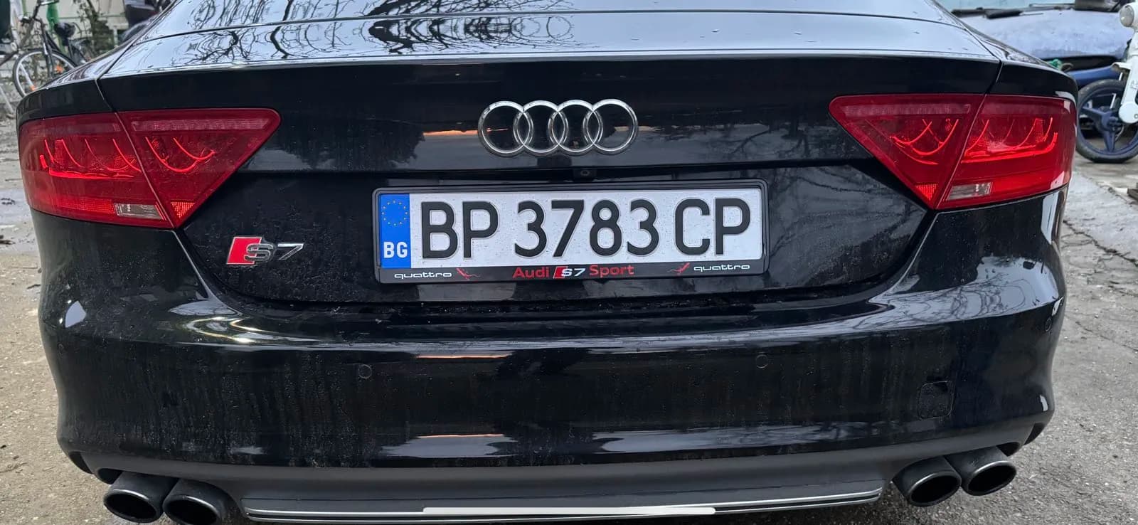 Персонализирана рамка за регистрационен номер на реална кола от клиент на NameYourCar.store — UV печат България