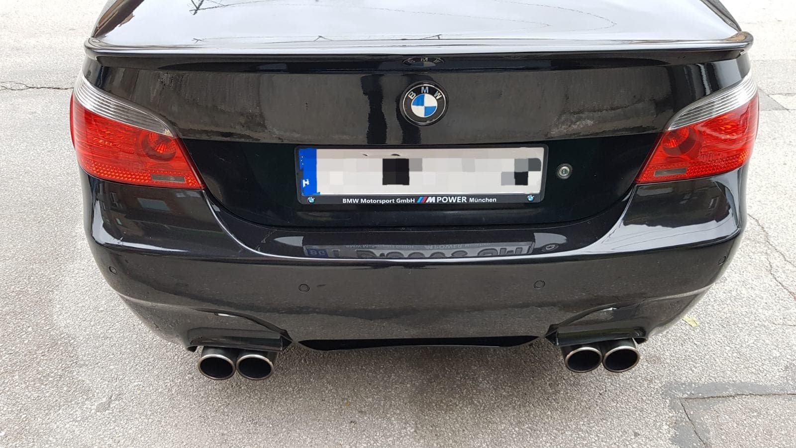 Персонализирана рамка за регистрационен номер на реална кола от клиент на NameYourCar.store — UV печат България