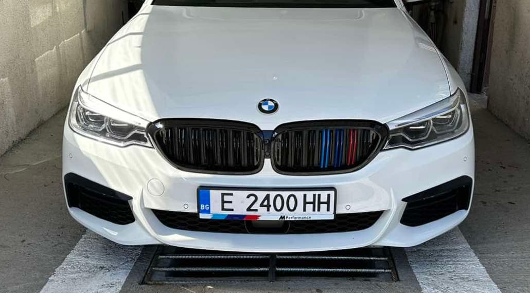 Персонализирана рамка за регистрационен номер на реална кола от клиент на NameYourCar.store — UV печат България