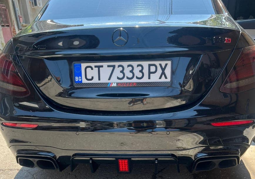 Персонализирана рамка за регистрационен номер на реална кола от клиент на NameYourCar.store — UV печат България