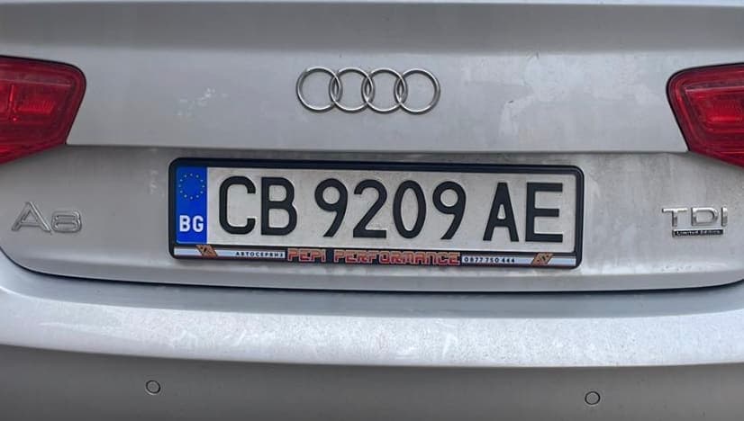 Персонализирана рамка за регистрационен номер на реална кола от клиент на NameYourCar.store — UV печат България