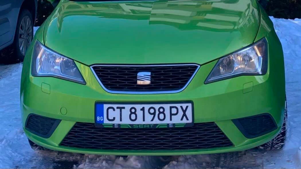 Персонализирана рамка за регистрационен номер на реална кола от клиент на NameYourCar.store — UV печат България