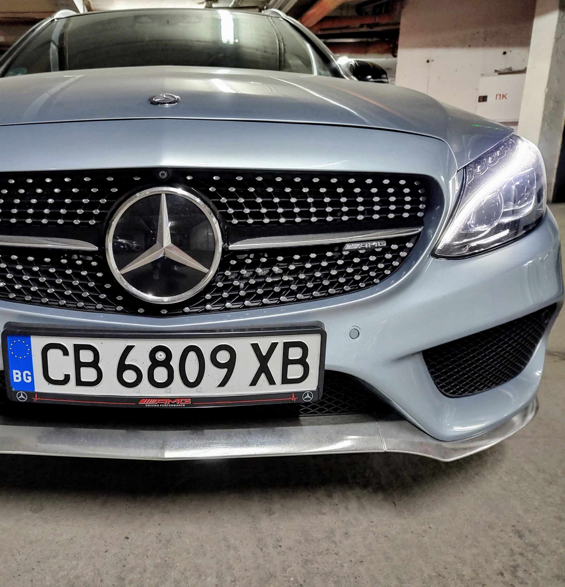 Персонализирана рамка за регистрационен номер на реална кола от клиент на NameYourCar.store — UV печат България